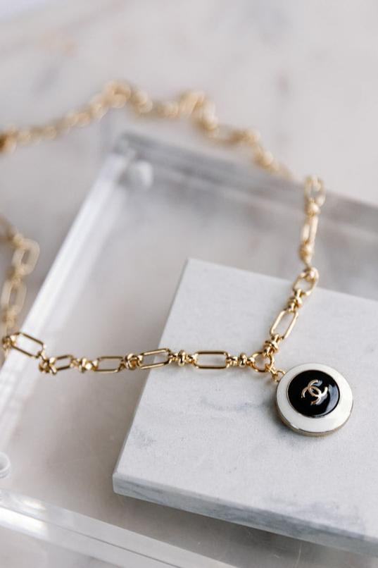 .Designer Pendant On Link Chain, Black/White