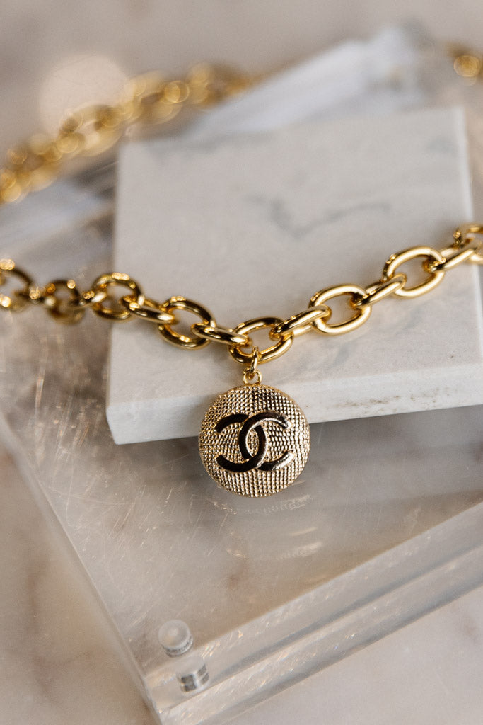 .Designer Gold Charm Thick Chain Link Necklace