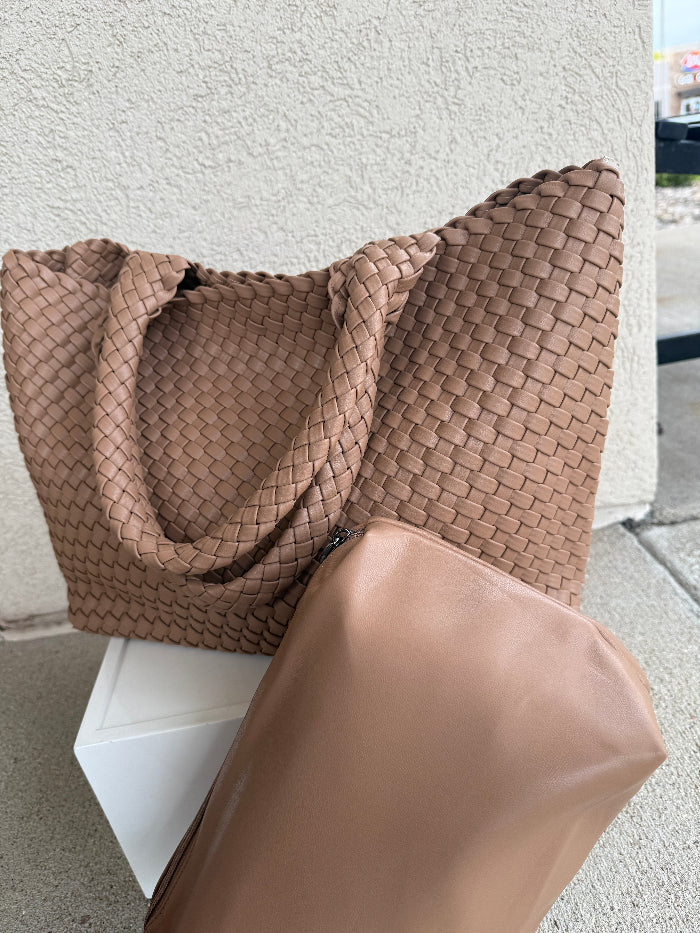 .Rita Tote, Camel