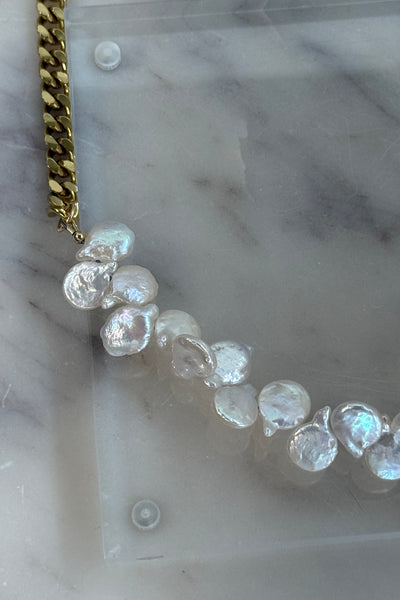 .Pearl Petals & Curb Necklace