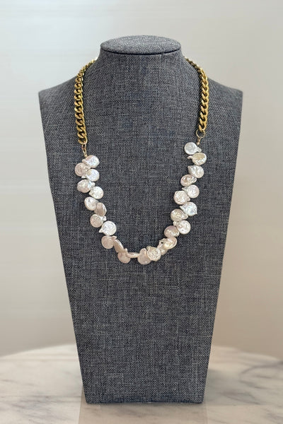 .Pearl Petals & Curb Necklace